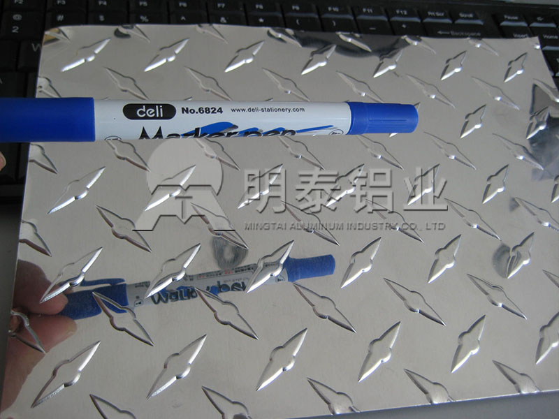 3003-H22花紋鋁板_工具箱用指針型花紋鋁板多少錢一噸？